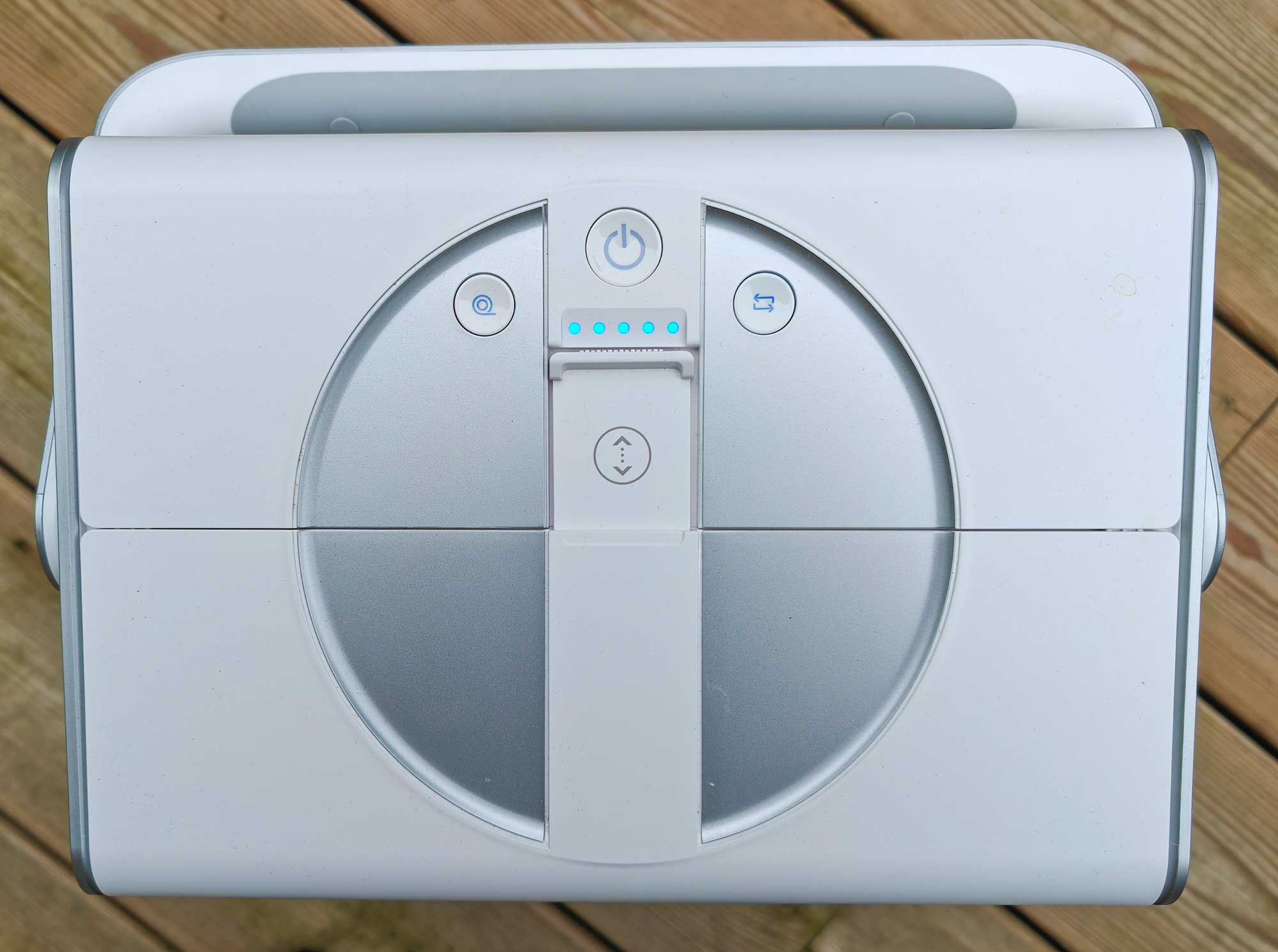 La base du Winbot W2 Omni dispose de boutons pour l’allumer, changer le mode de nettoyage et enrouler le câble automatiquement. (c) Labo Maison