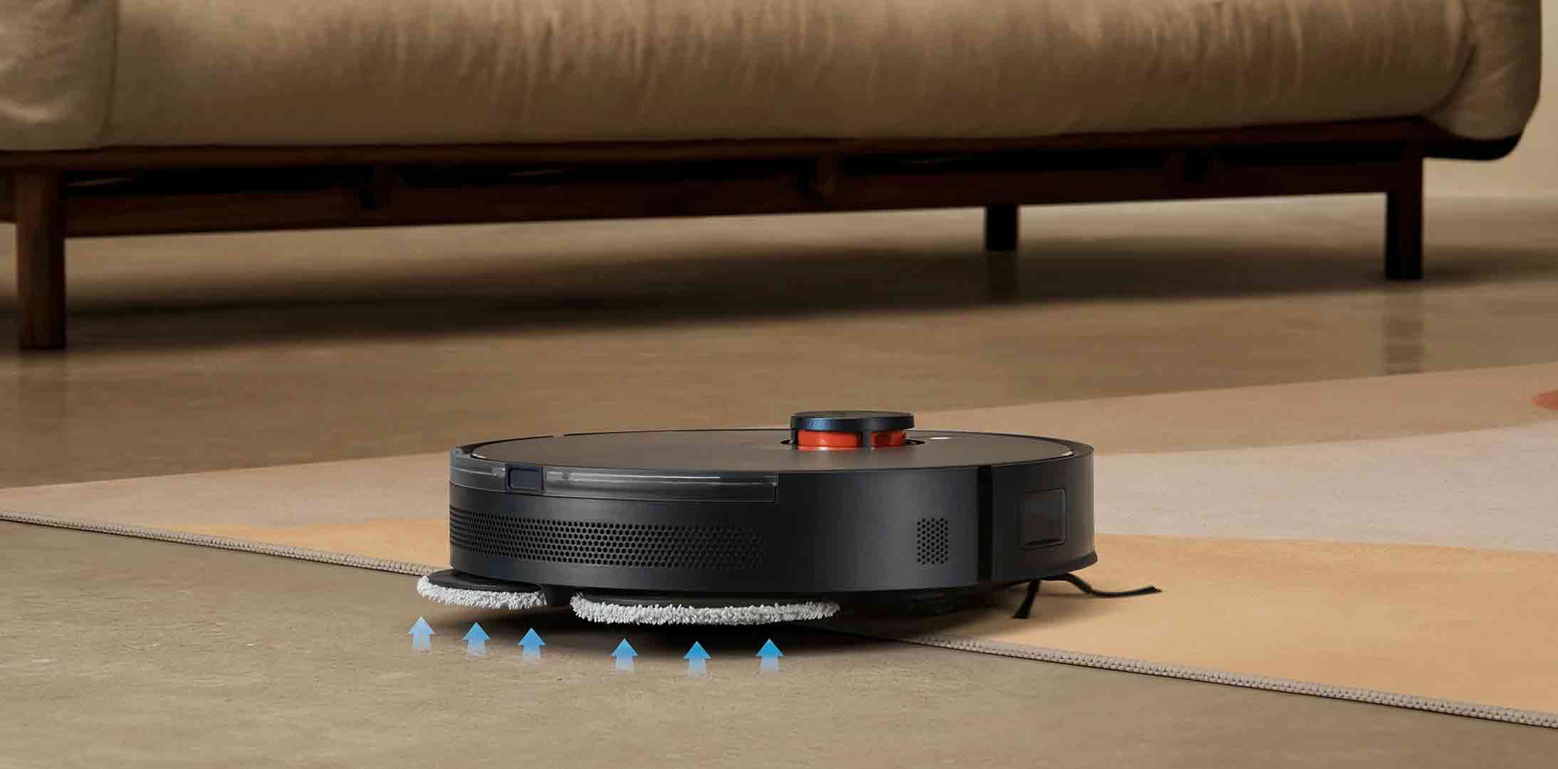 L'aspirateur robot Xiaomi Robot Vacuum S20+ relève ses patins de 7 mm à l'approche d'un tapis ou d'une moquette et adpapte sa puissance d'aspiration.