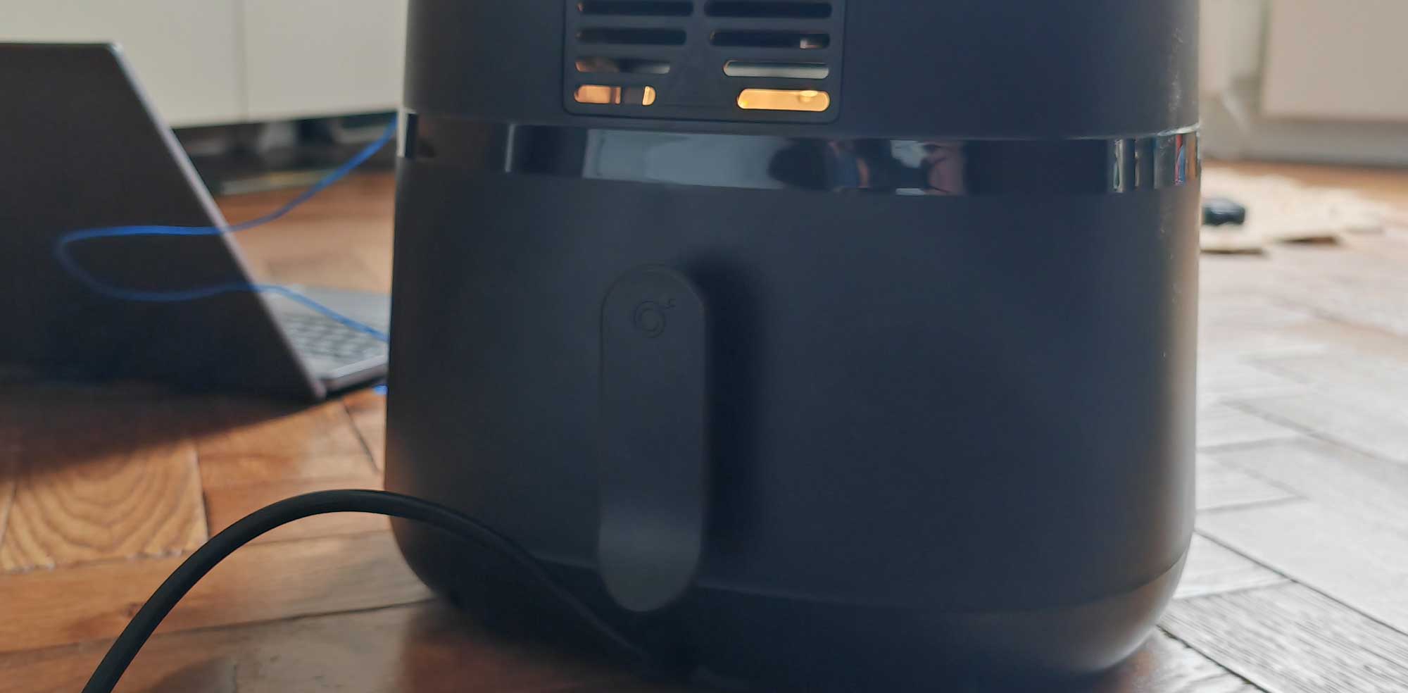 Enrouleur de câble placé à l'arrière de l'appareil, pratique pour ranger l'Airfryer. (c) Labo Maison