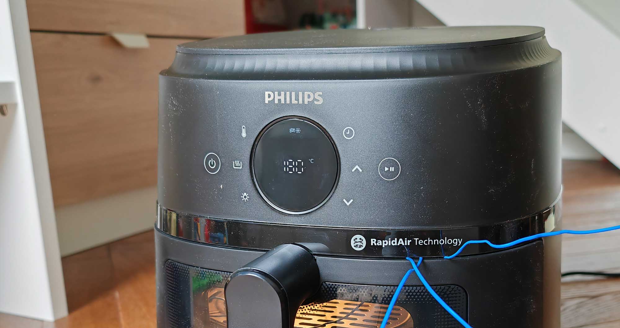 Le panneau de commande de cet Air fryer est simple à utiliser grâce à son son afficheur et les touches senstives. 9 programmes sont disponibles en accès directs. (c) Labo Maison