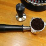 Machine à café barista avec café moulu dans le porte-filtre et Tamper (c) Labo Maison