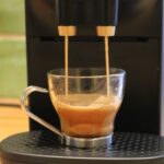Un café coule sur la machine Philips L'or Barista Sublime (c) labo Maison
