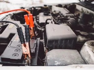 Démarrage une voiture / moto - booster de batterie vs câbles : quel est le meilleur choix ? (c) StockSnap