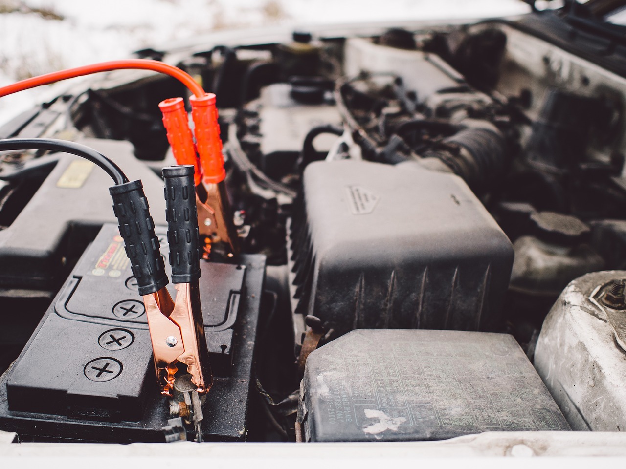 Démarrage une voiture / moto - booster de batterie vs câbles : quel est le meilleur choix ? (c) StockSnap