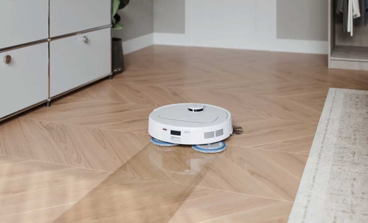 Le robot est équipé de deux patins rotatifs. Celui de droite peut être décalé pour nettoyer au plus près des murs et des meubles.