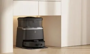 La station du Deebot T30 Omni est compacte et disponible uniquement en noir (rose ou blanc pour le T30 Pro Omni). Elle aspire automatiquement le collecteur, lave les serpillières à l'eau chaude et les sèche à l'air chaud, mais n'a pas de capteur de salissure des patins comme le modèle Pro.