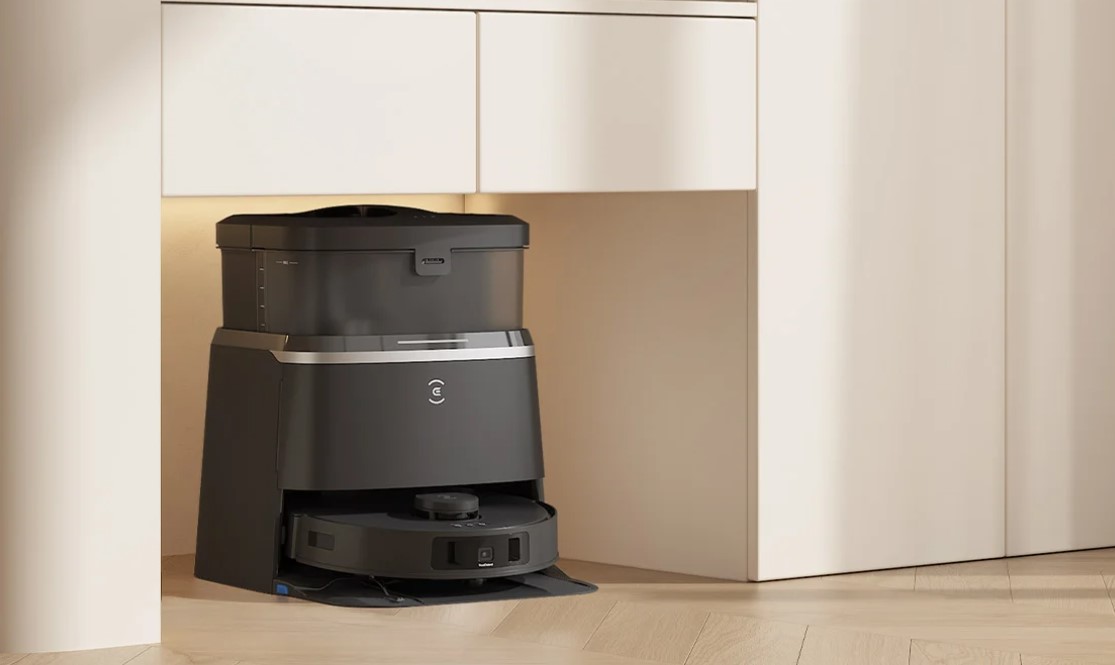 La station du Deebot T30 Omni est compacte et disponible uniquement en noir (rose ou blanc pour le T30 Pro Omni). Elle aspire automatiquement le collecteur, lave les serpillières à l'eau chaude et les sèche à l'air chaud, mais n'a pas de capteur de salissure des patins comme le modèle Pro.
