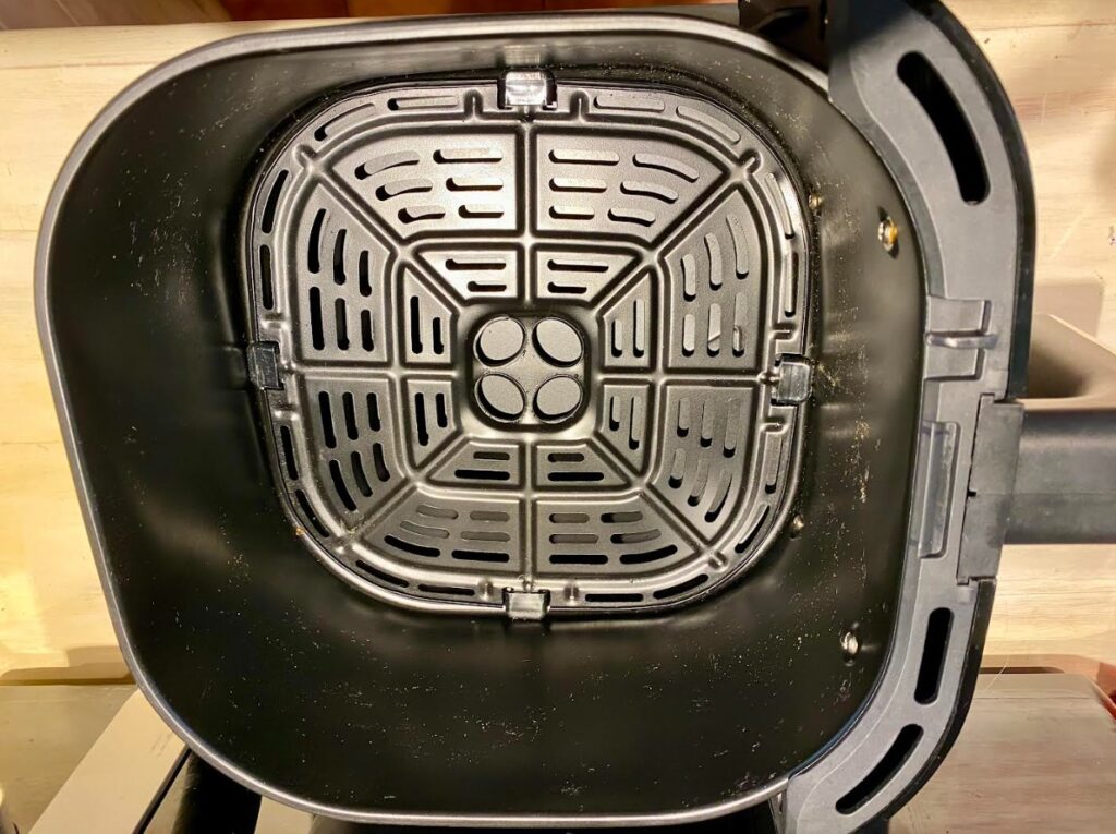 La grille du arifryer Livoo marmiton n'est pas impeccablement calibrée pour la cuve (c) Labo Maison