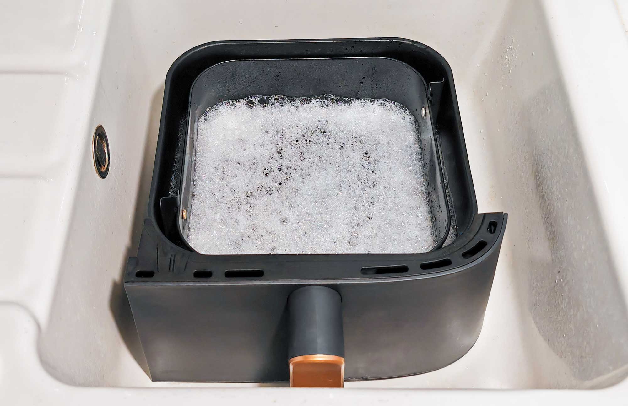 Nettoyez cuve et panier à l’eau chaude avec du liquide vaisselle et une éponge douce. Pour les résidus tenaces, laissez tremper ou utilisez le lave-vaisselle. (c) Labo Maison