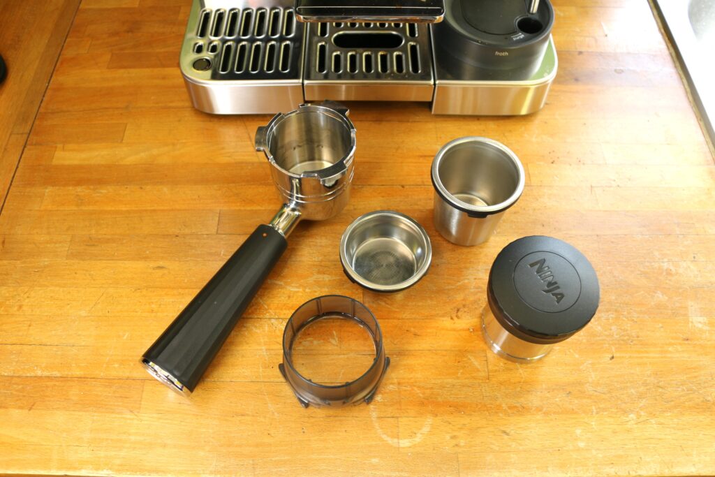 Le matériel du barista de la Ninja Luxe Café Essential ES501EU Touch (c) Labo Maison