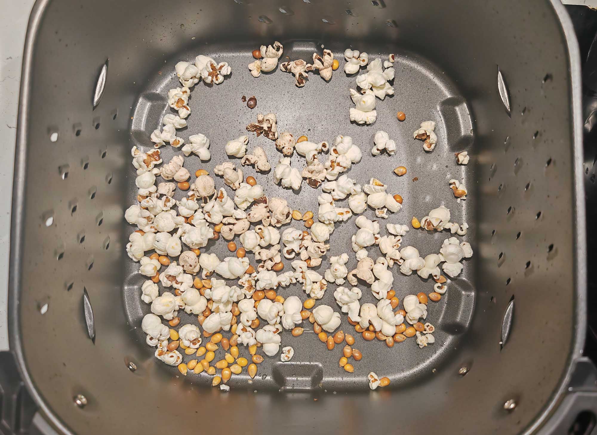 Le popcorn dans un Airfryer peut sembler une bonne idée, mais cela ne fonctionne que partiellement. Attention à ne pas brûler le maïs sur la résistance. (c) Labo Maison