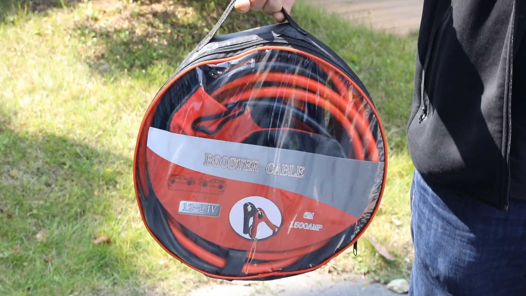 Les câbles de démarrage nécessitent plus d'espace pour être transportés. Livrés généralement avec une sacoche de rangement, il est conseillé de les ranger dans le coffre de la voiture.