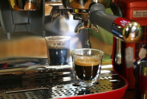 Machine à café Smeg EGF03 - Détail sur un café après extraction (c) Labo Maison
