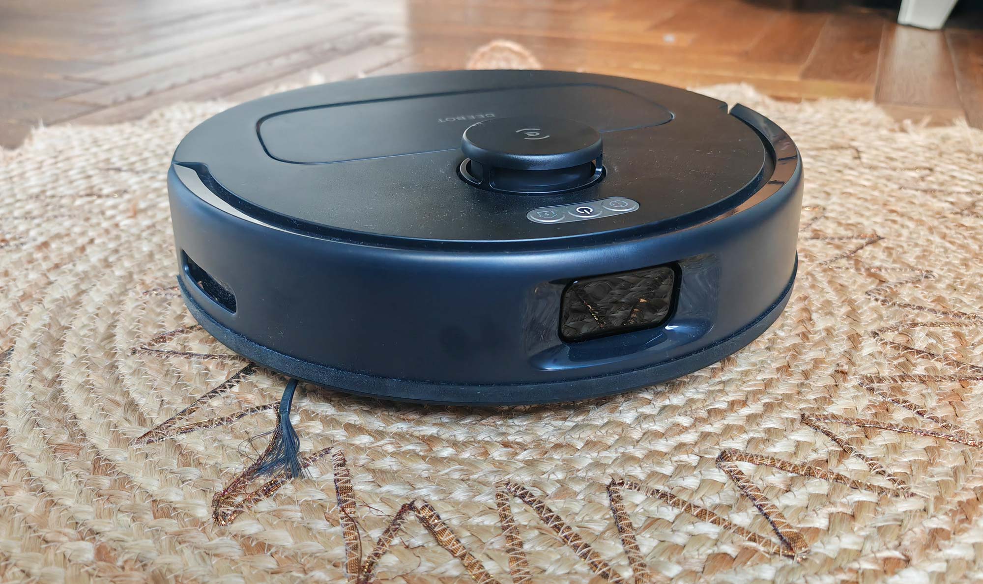 Le robot atteint 90 % d’efficacité sur tapis à poils courts grâce à son mode boost automatique. (c) Labo Maison