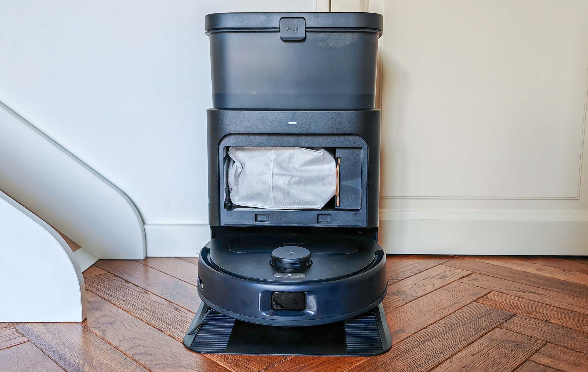 La station lave à 60°C, sèche à 40°C et aspire le collecteur, un vrai atout. (c) Labo Maison