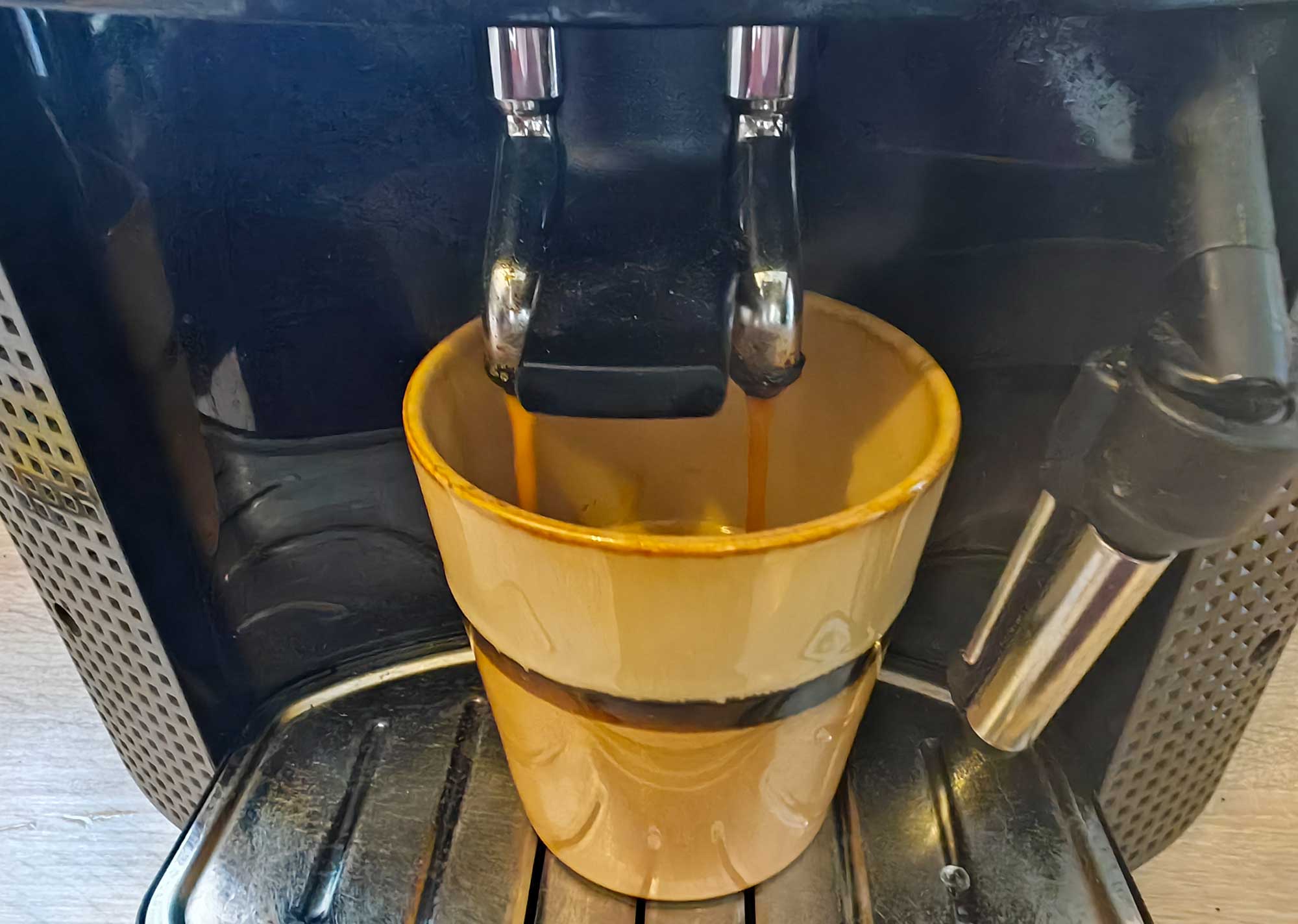 La Krups Essential YY8135FD réalise une pré-infusion qui permet de libérer les arômes du café et d’obtenir une belle créma sur l’expresso. (c) Labo Maison