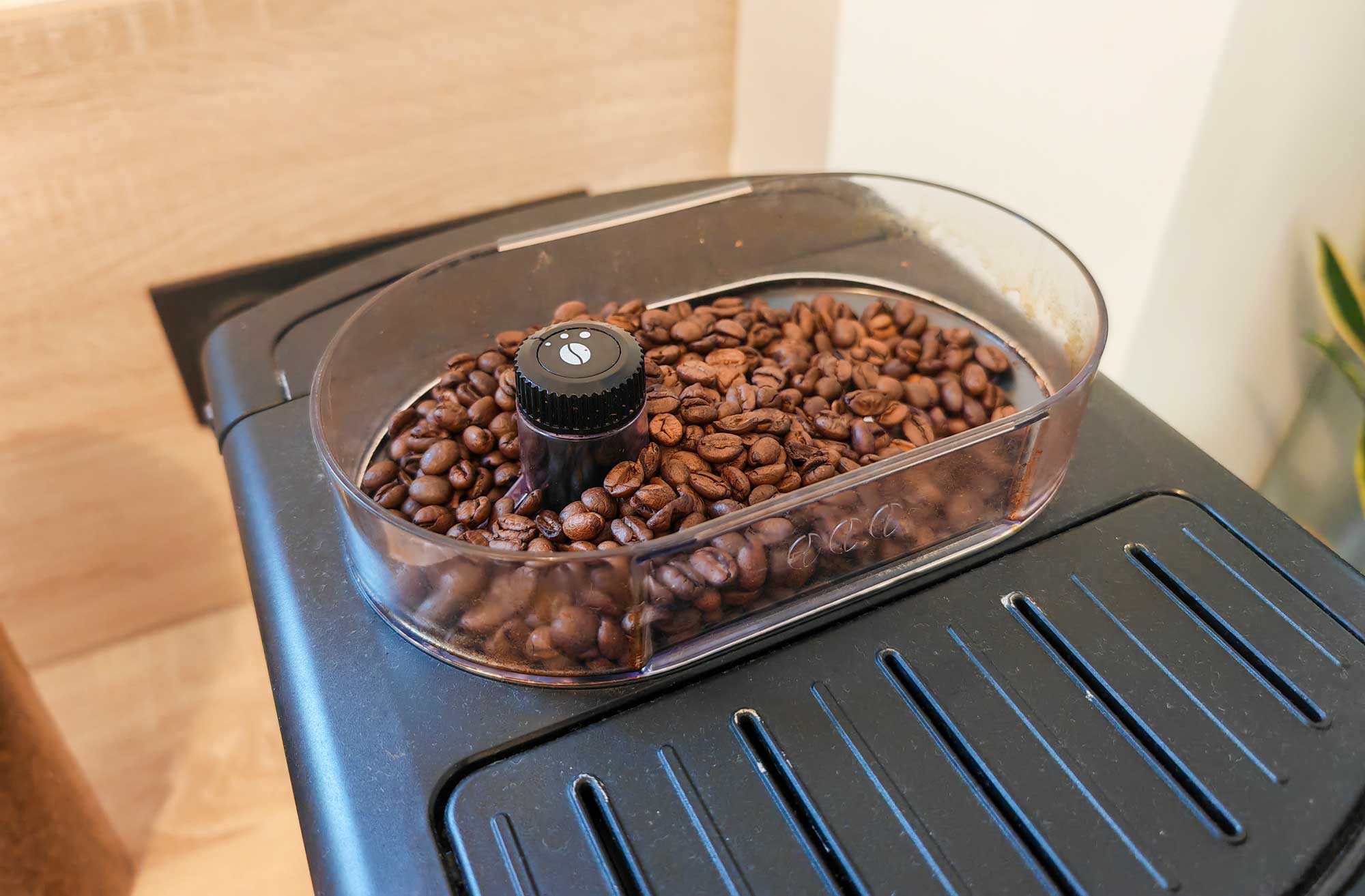 Le réservoir à grains affiche une capacité de 260 grammes. En revanche, la Krups ne permet de régler la finesse de mouture que sur 3 niveaux, contre 15 pour Delonghi. (c) Labo Maison