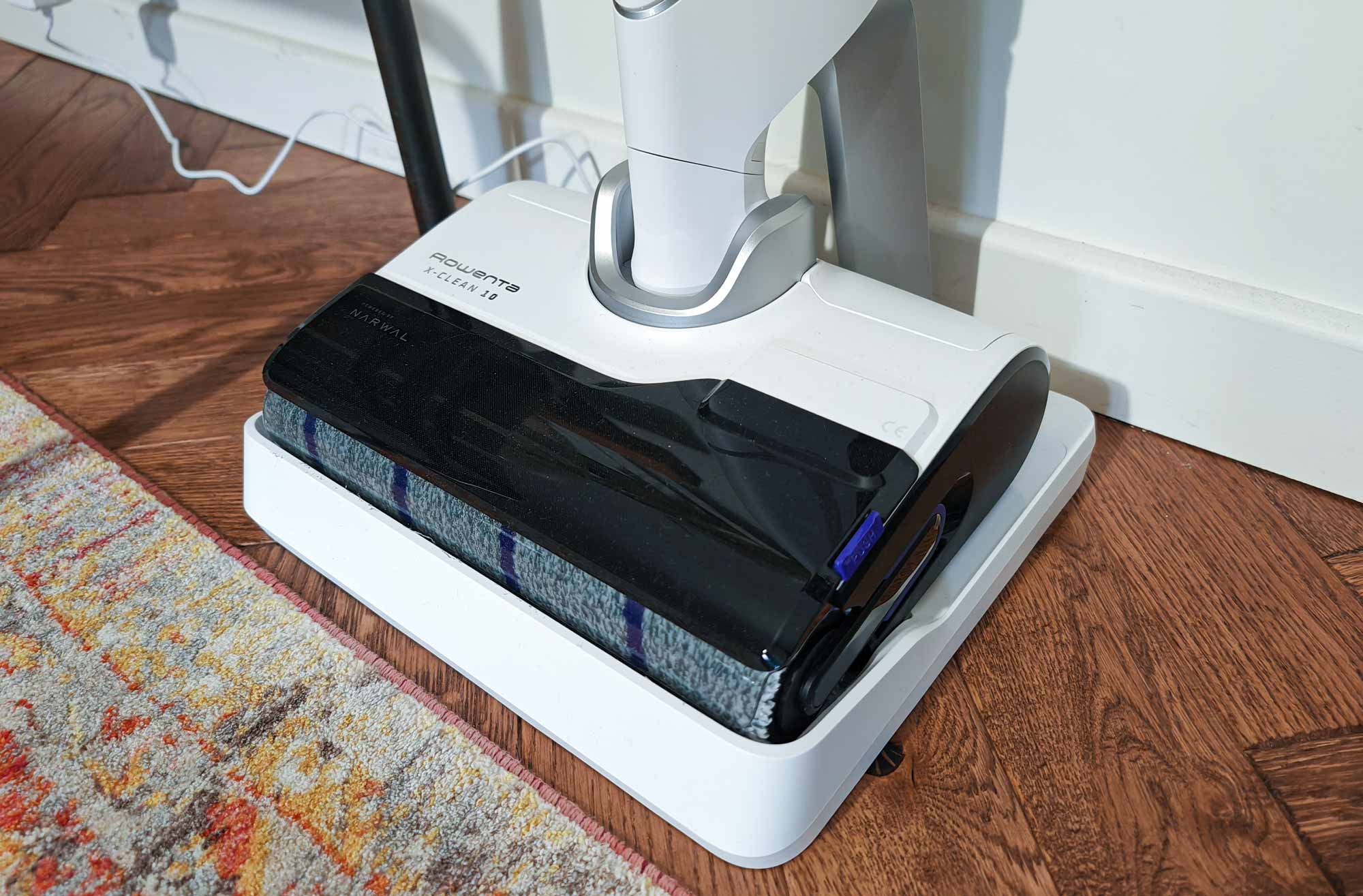 L'aspirateur laveur est livré avec une base de charge, un chargeur, une brosse de nettoyage et un manuel d'instructions. (c) Labo Maison