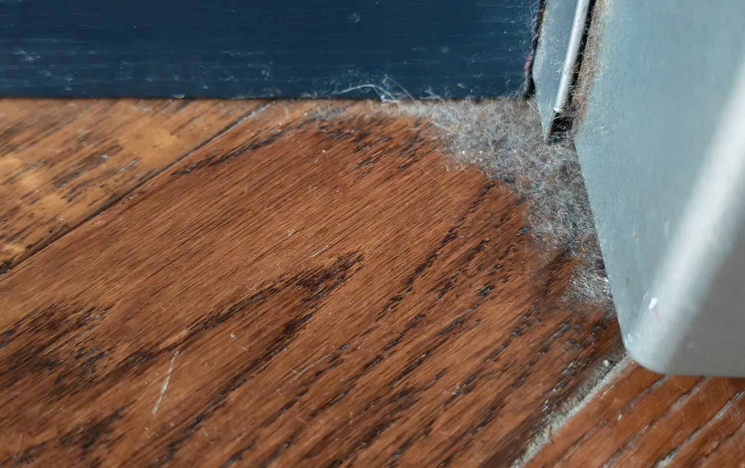 L'aspirateur laveur nettoie efficacement le long des murs mais laisse un carré de 0,5 cm dans les coins en raison de la courbure du rouleau. (c) Labo Maison