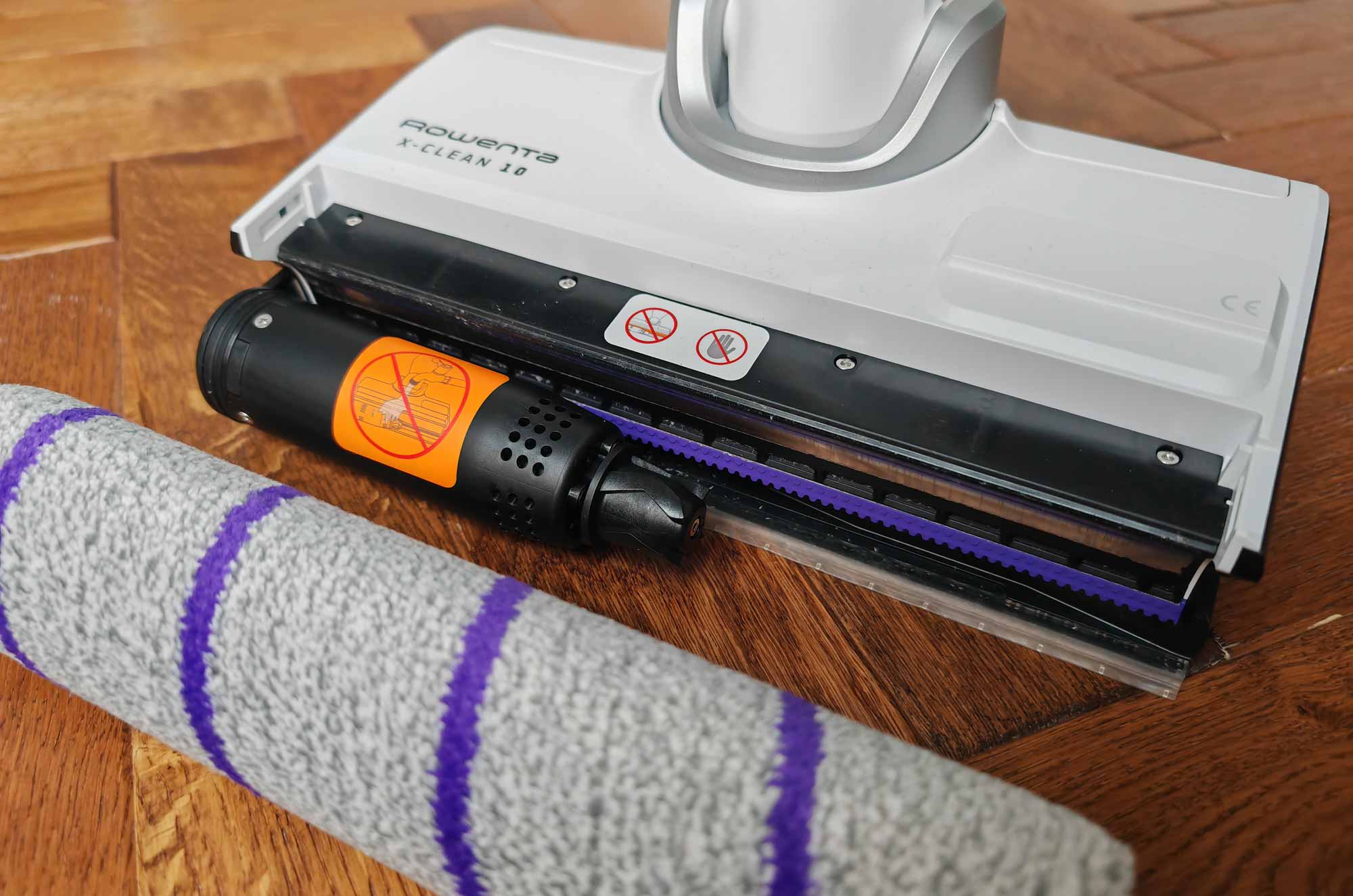 La brosse du Rowenta X-Clean 10 se lave automatiquement avec de l'eau propre et se sèche à 65°C. (c) Labo Maison