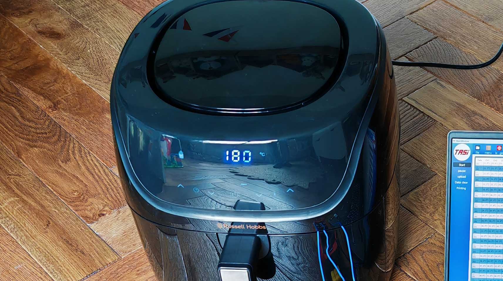 Le bandeau de commandes dispose d'un écran ainsi que de touches sensitives pour l'accès aux 10 programmes de cuisson prédéfinis. (c) Labo Maison