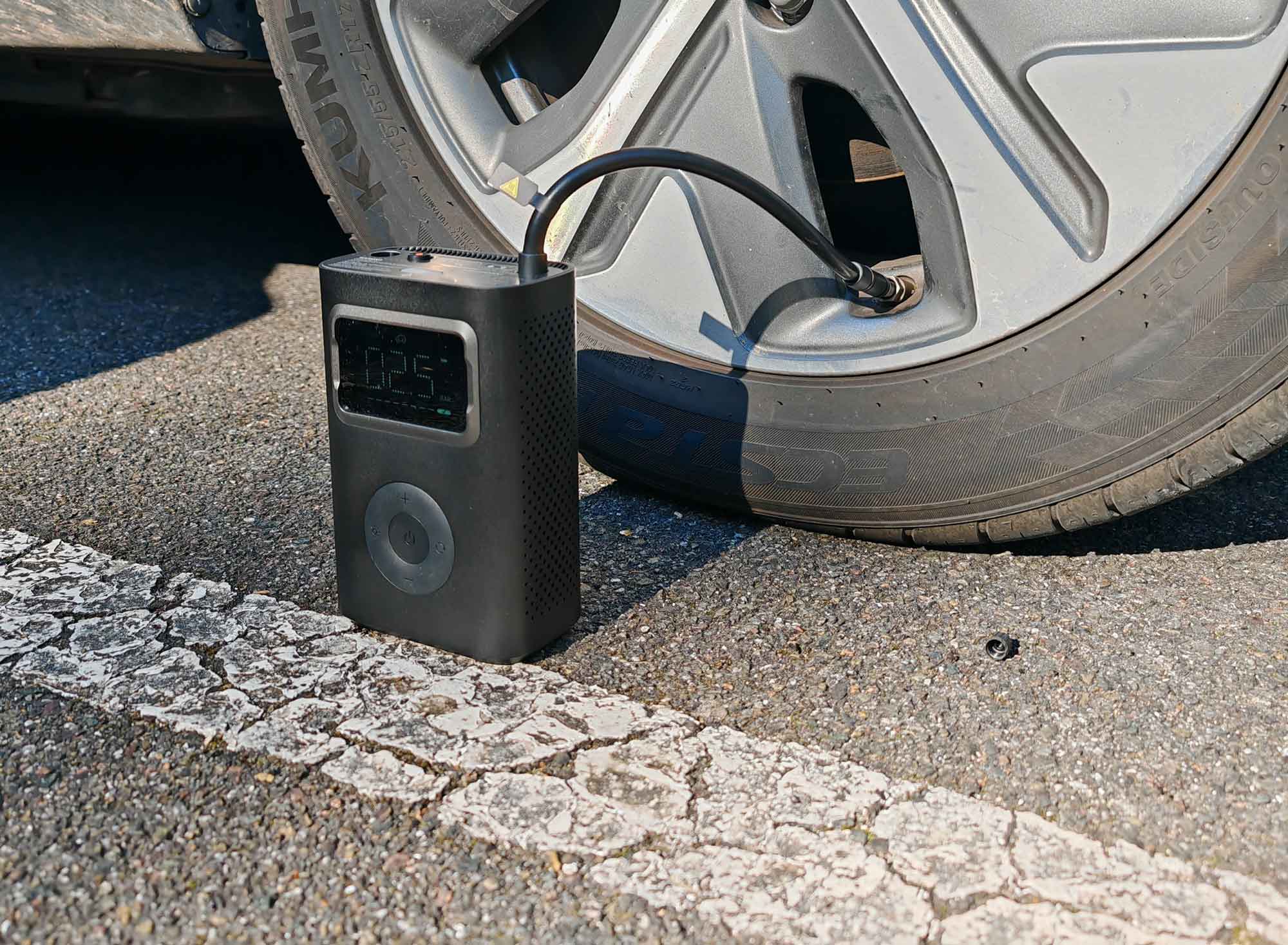 Le Xiaomi Portable Electric Air Compressor 2 Pro regonfle un pneu de voiture de 2,1 à 2,5 bars en 45 secondes. (c) Labo Maison