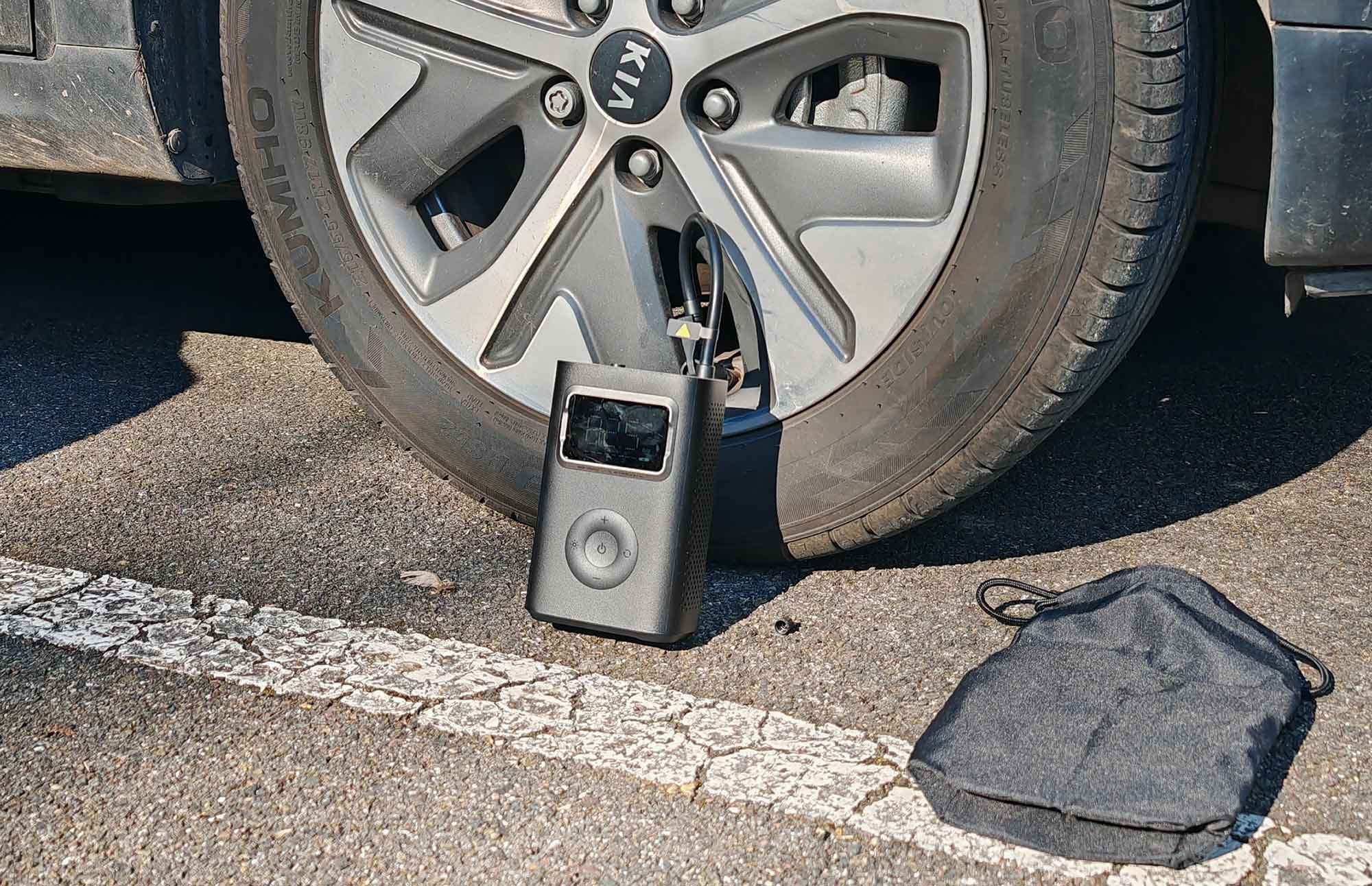 La pochette de rangement permet de stocker les accessoires, mais aucun support intégré n'est prévu sur le gonfleur. (c) Labo Maison
