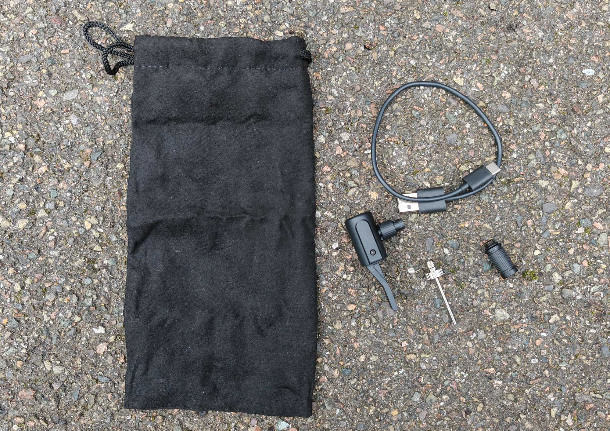 Ce modèle est livré dans une pochette de transport avec divers embouts, dont une aiguille pour les ballons et un adaptateur pour les valves Presta pour gonfler les pneus de vélos. (c) Labo Maison