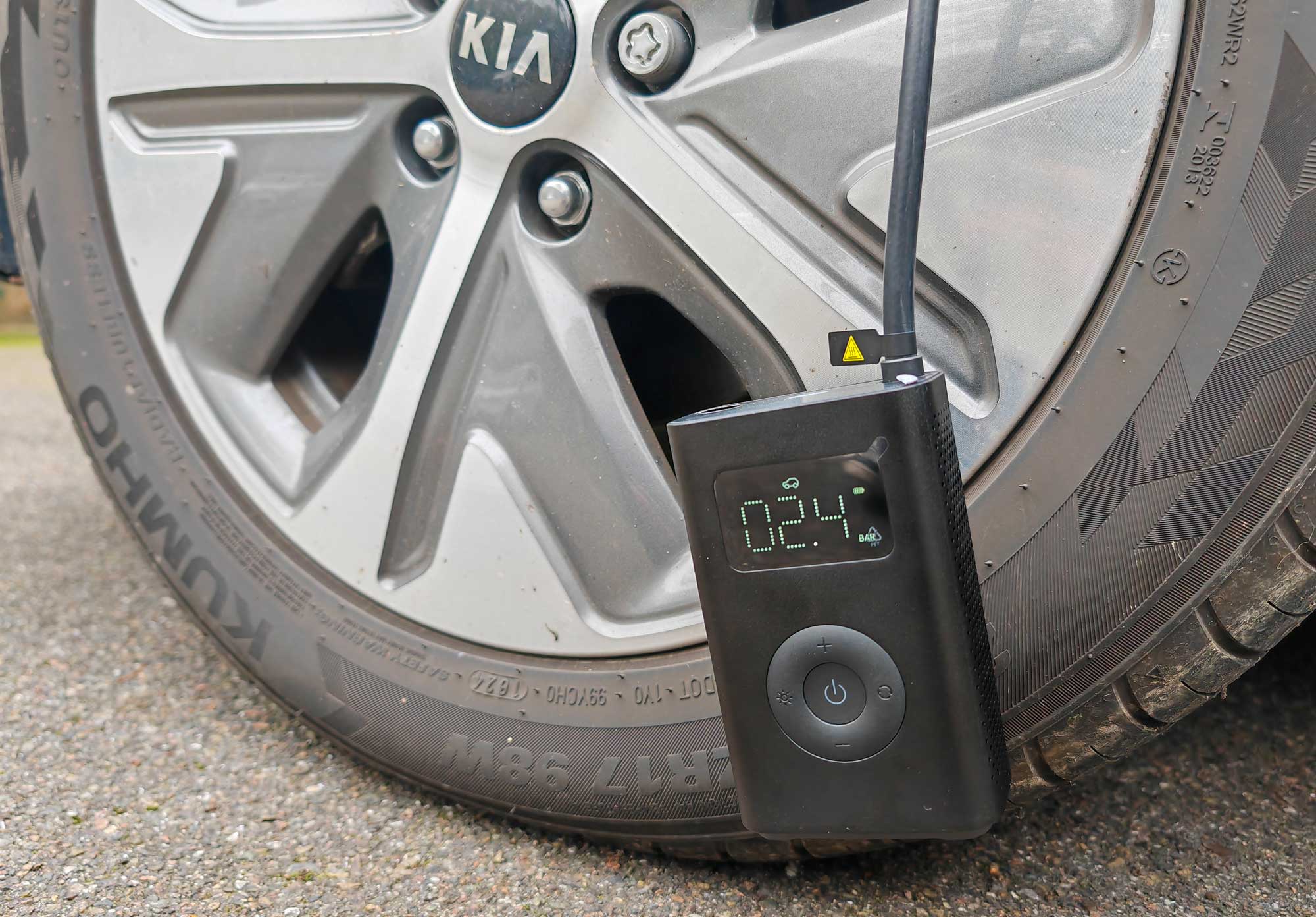 Le Xiaomi Portable Electric Air Compressor 2 met 1 minute et 45 secondes pour gonfler un pneu de voiture 215/55 R17 de 2,1 à 2,5 bars. (c) Labo Maison