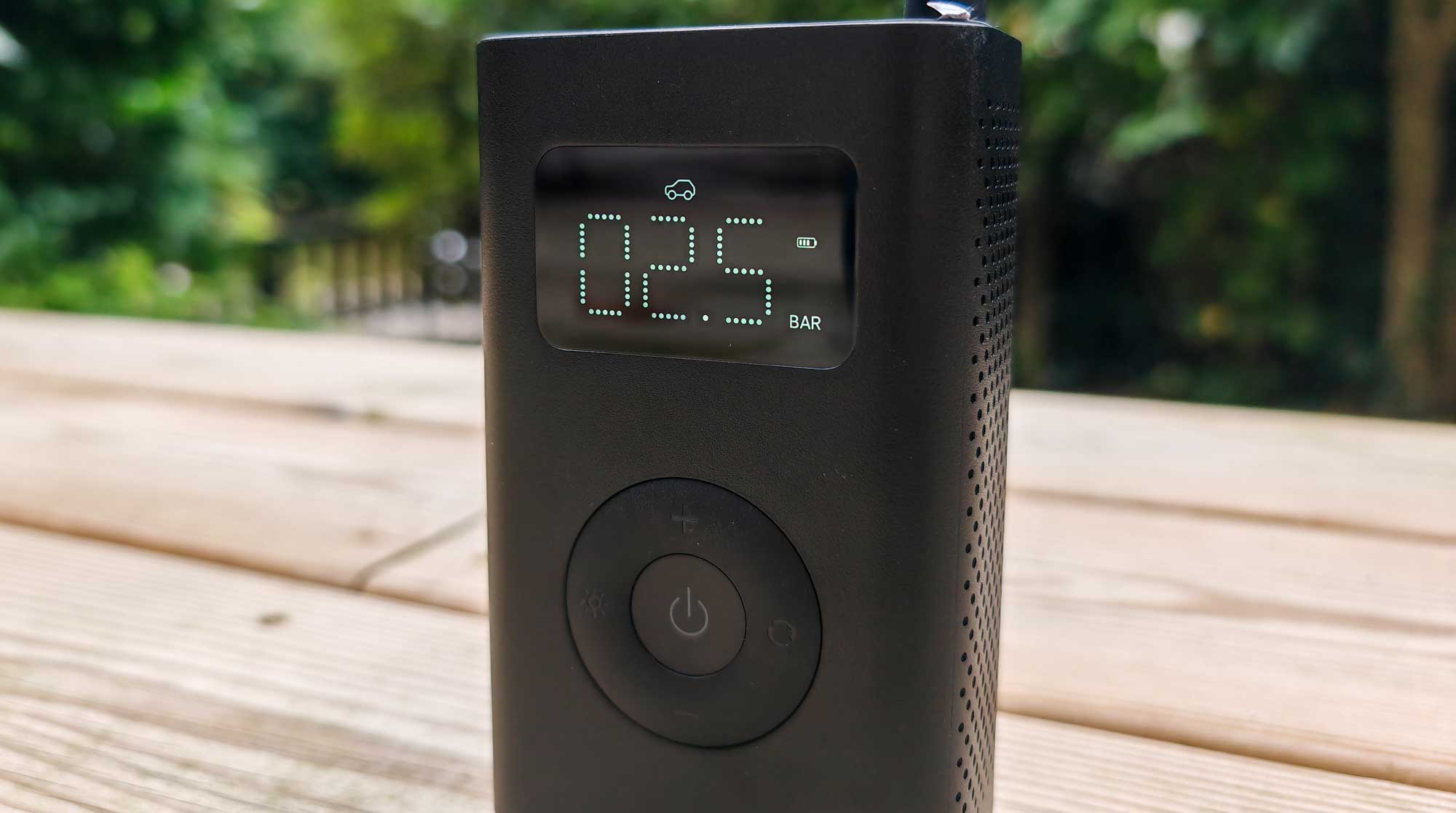 L'interface est claire et facile à prendre en main. L'écran affiche le niveau de batterie, le mode choisi et la pression cible. (c) Labo Maison