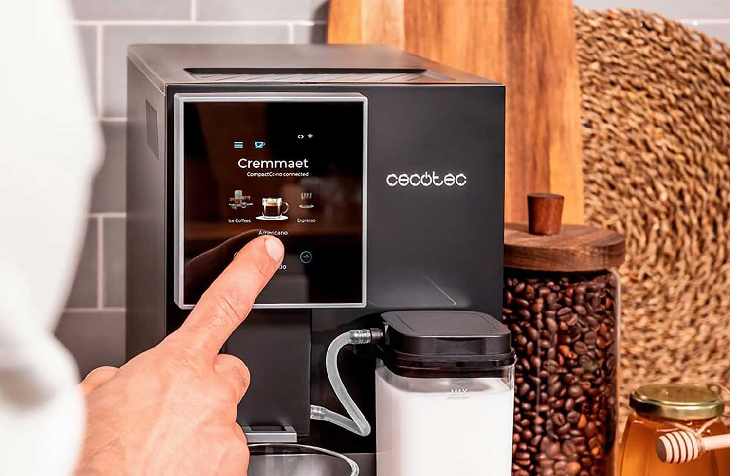 Un grand écran tactile couvre tout le panneau de commande. Cet écran rend les réglages plus intuitifs et facilite l'accès à toutes les fonctionnalités de la machine.