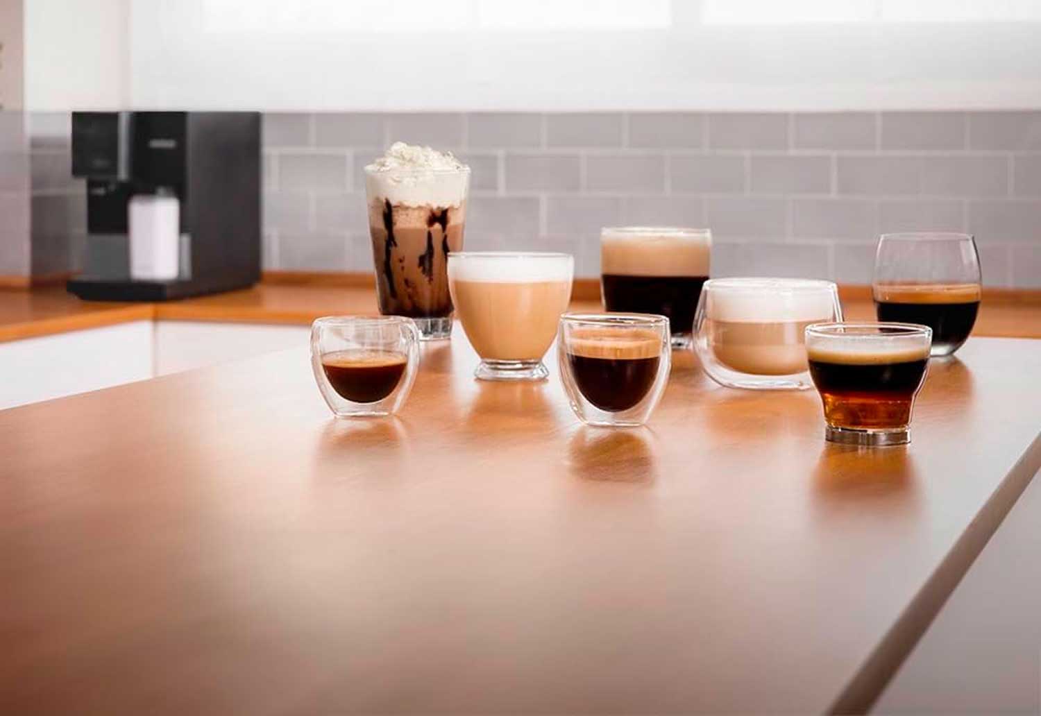 La Cecotec Cremmaet Compactccino Connected propose des recettes variées : expresso, ristretto, americano et café long. Grâce à la carafe à lait intégrée, préparez cappuccino et latte macchiato en une touche.