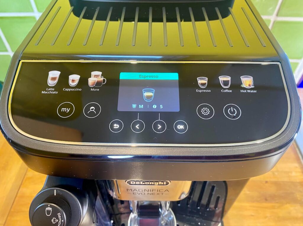 Machine à café expresso avec broyeur automatique Delonghi Magnifica Evo Next (c) Labo Maison