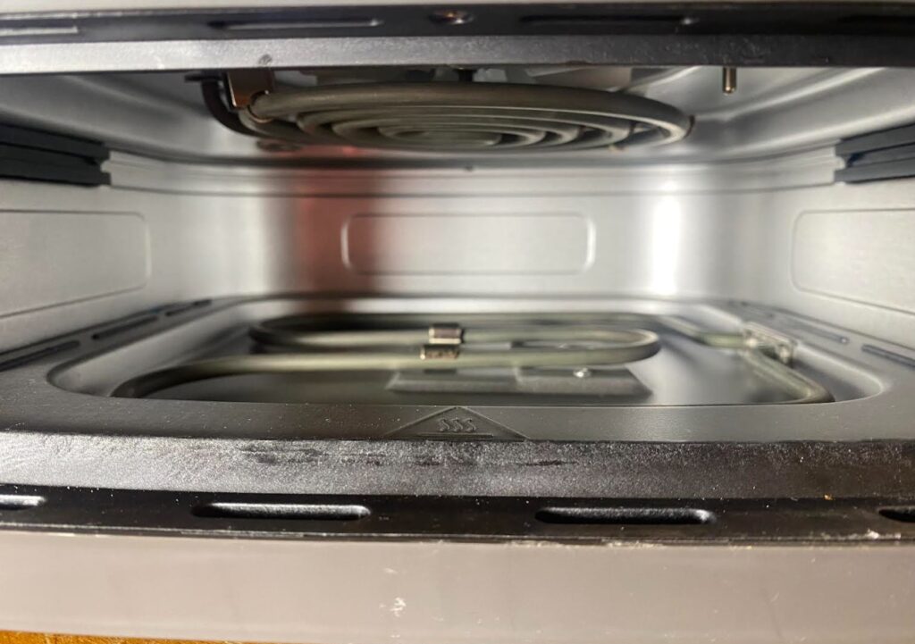 L'airfryer Moulinex Easy Fry XL Surface et ses deux résistances sur le dessus et le dessous du panier. (c) Labo Maison