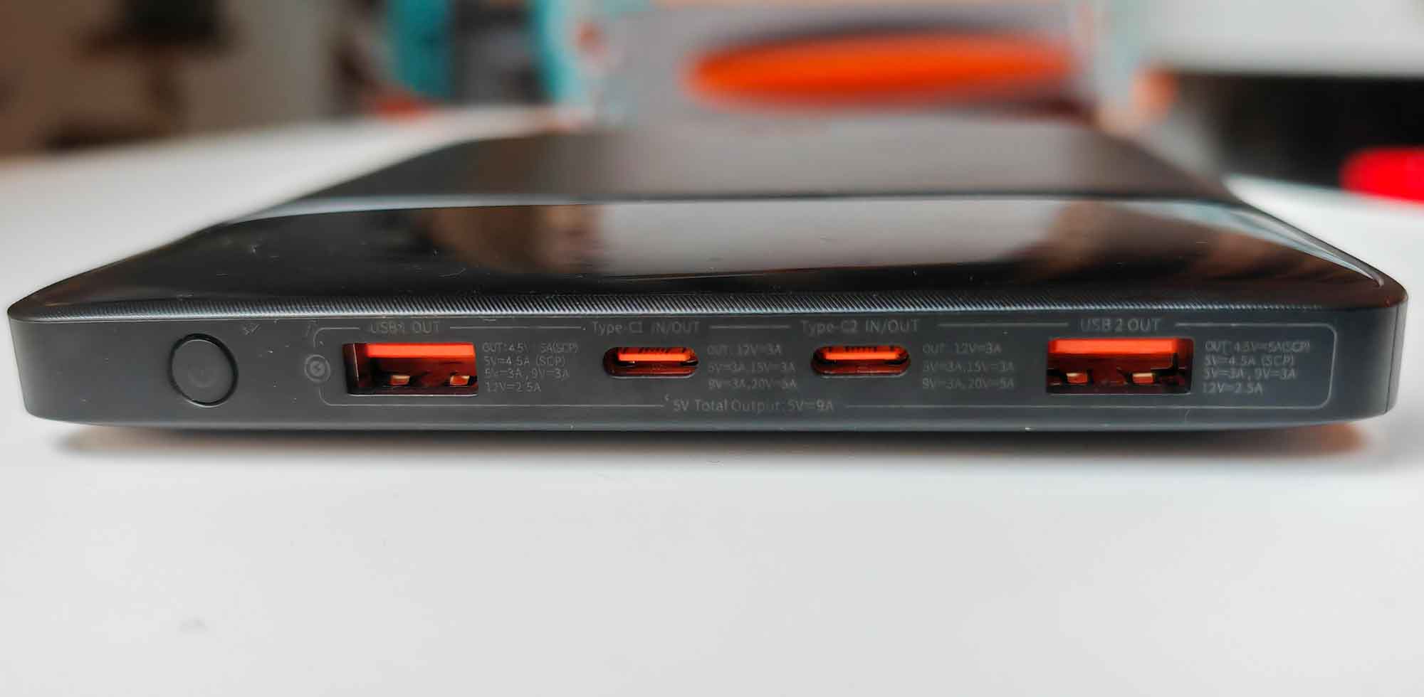 La batterie dispose de 2 ports USB-C (100 W chacun) et 2 USB-A (30 W), permettant de recharger simultanément plusieurs appareils efficacement. (c) LaboMaison