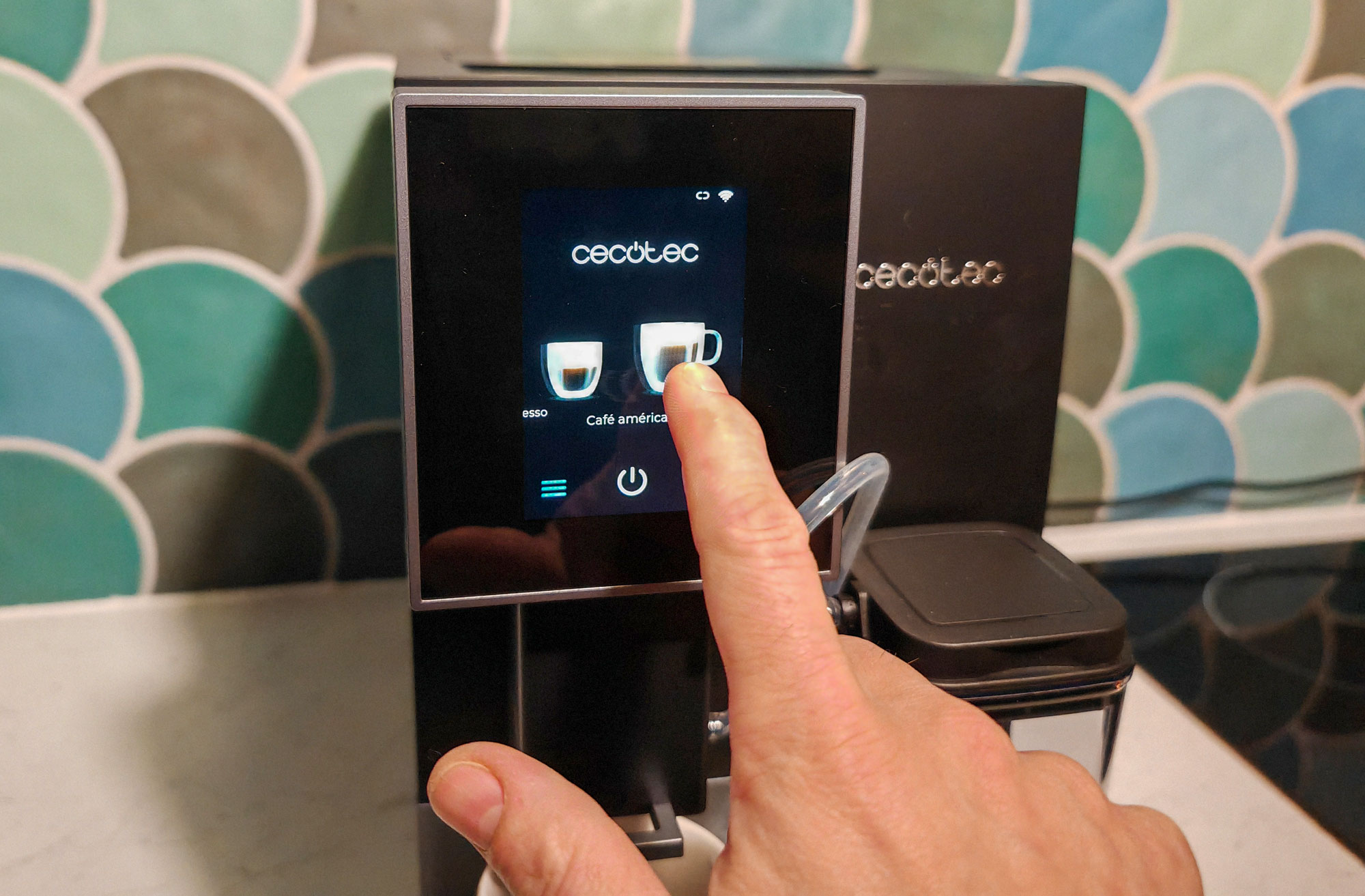 L'écran tactile de la Cecotec Cremmaet Compactccino Connected est réactif et intuitif. Il facilite la navigation et la personnalisation des recettes. (c) Labo Maison