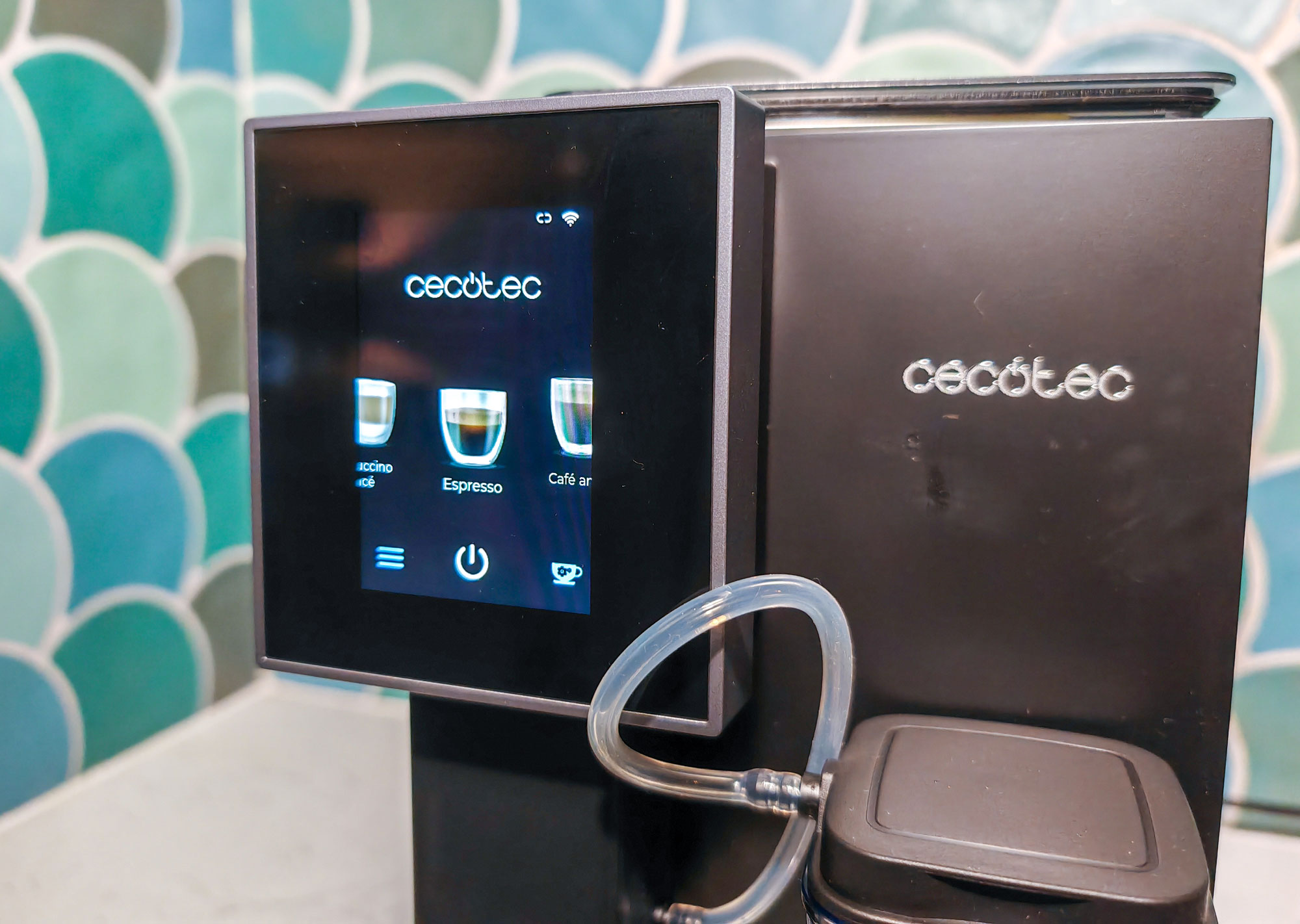 La machine à café à grain Cecotec Cremmaet Compactccino Connected propose 30 recettes variées, allant des cafés noirs aux boissons lactées, toutes personnalisables. (c) Labo Maison