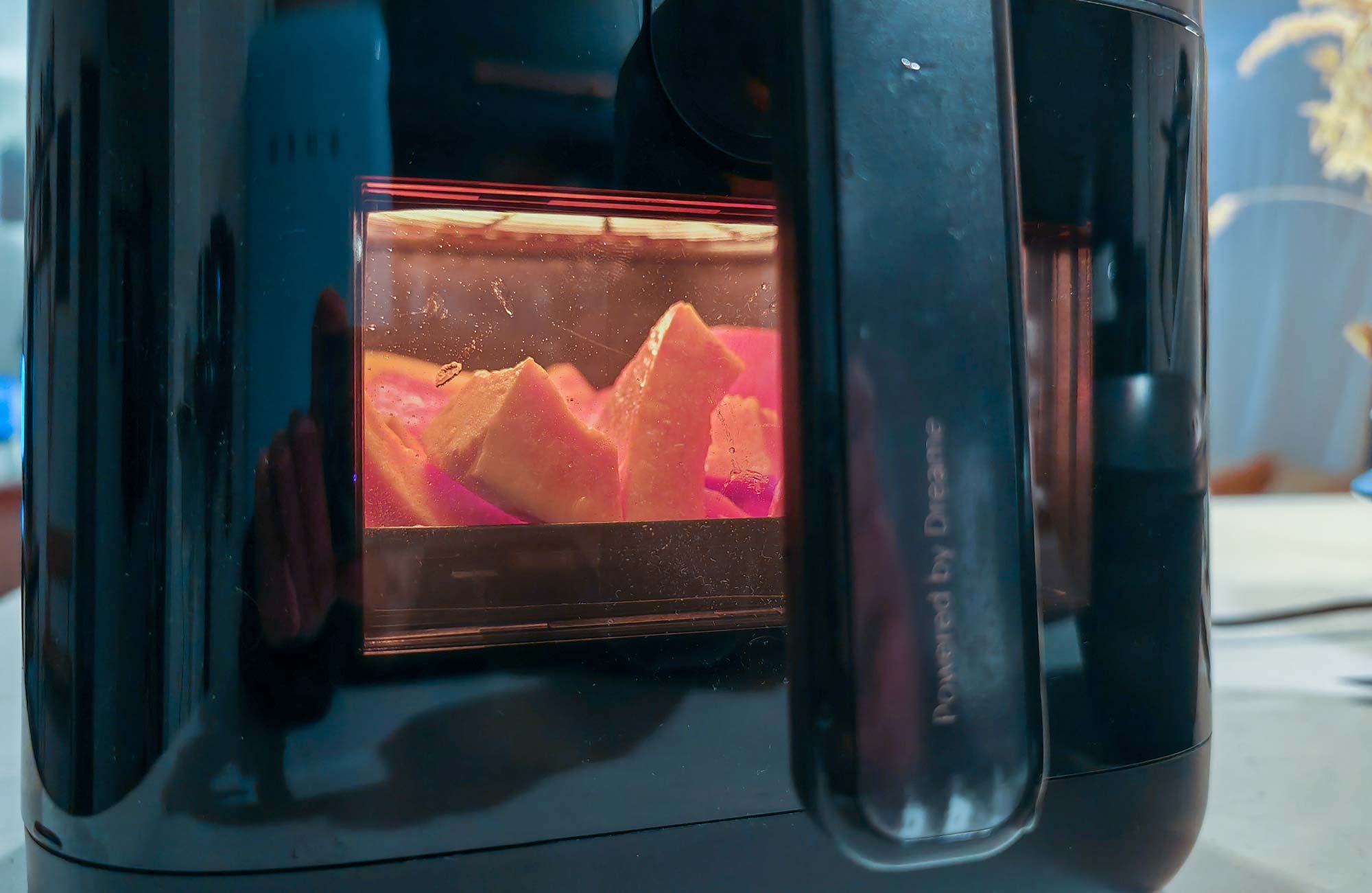 La vitre du panier du Dreame Mova AeroChef FD10 Pro permet de surveiller la cuisson sans ouvrir l'appareil. (c) Labo Maison