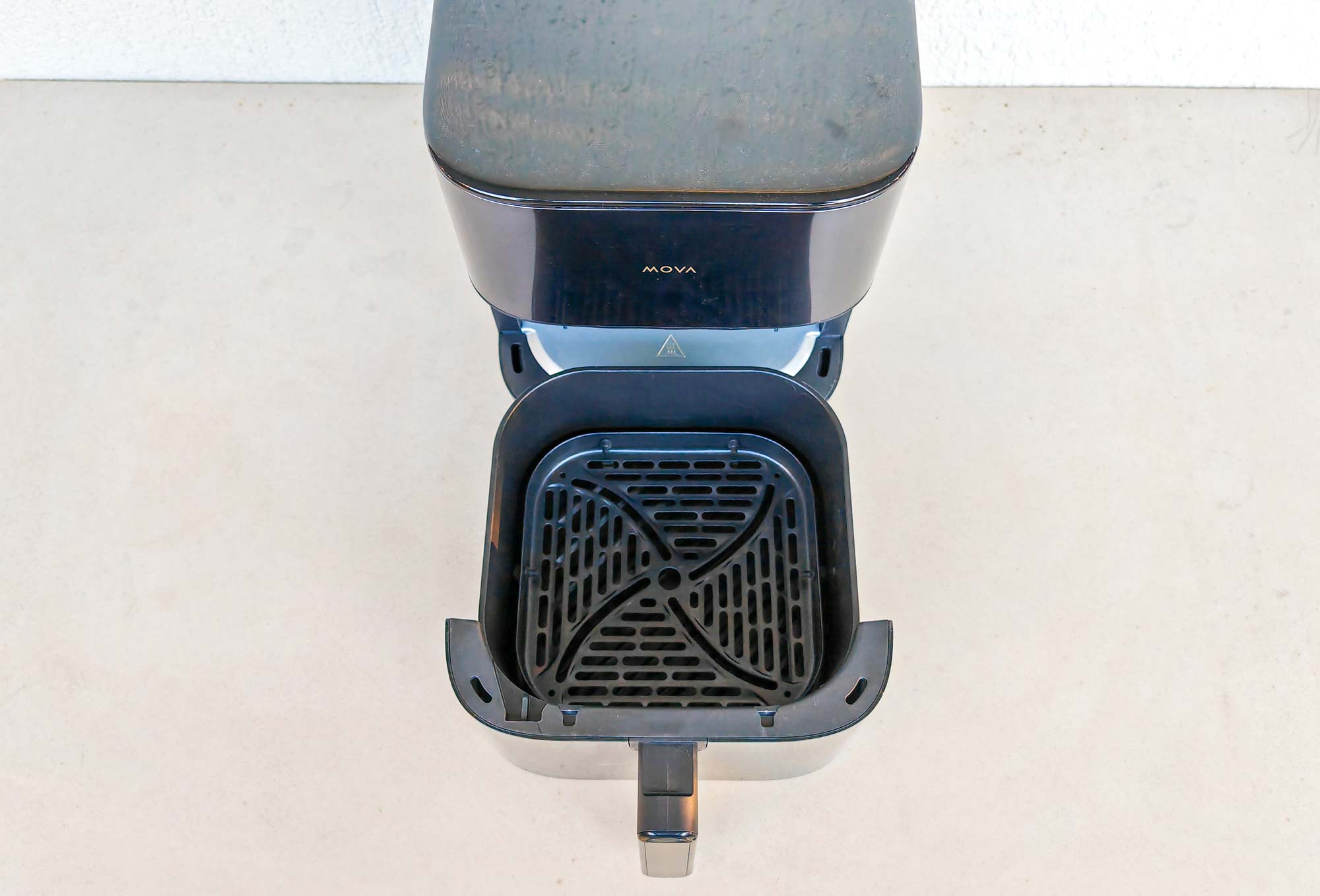 Le Dreame Mova AeroChef FD10 Pro dispose d’un panier ergonomique avec poignée et fenêtre pratique pour surveiller la cuisson.