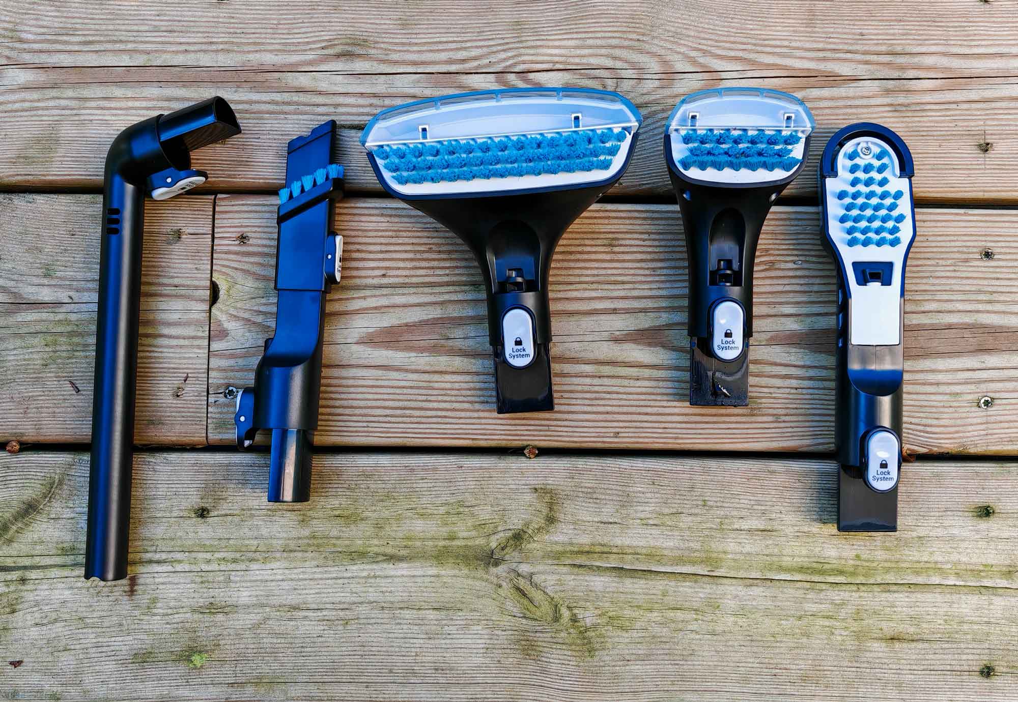 Le Rowenta Clean It inclut plusieurs brosses, un suceur long et un coude auto-nettoyant, offrant plus de polyvalence. (c) Labo Maison