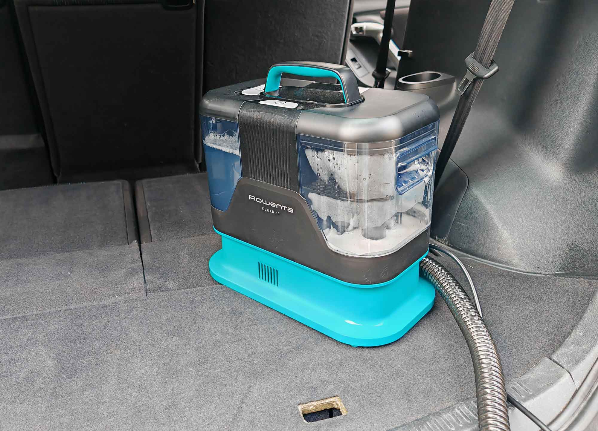 Compact, polyvalent et silencieux, le Rowenta Clean It rivalise avec Bissell grâce à ses accessoires et son auto-nettoyage. (c) Labo Maison