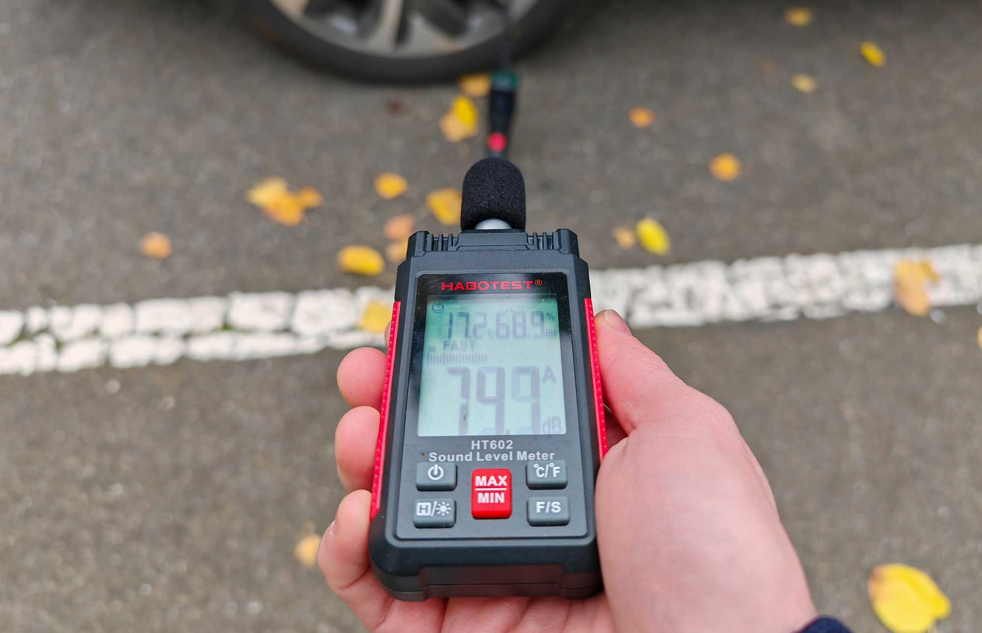 Le Bosch EasyPump émet un bruit de 74,7 dBA à 1 mètre, un niveau sonore à prendre en compte pour éviter de déranger lors du gonflage.