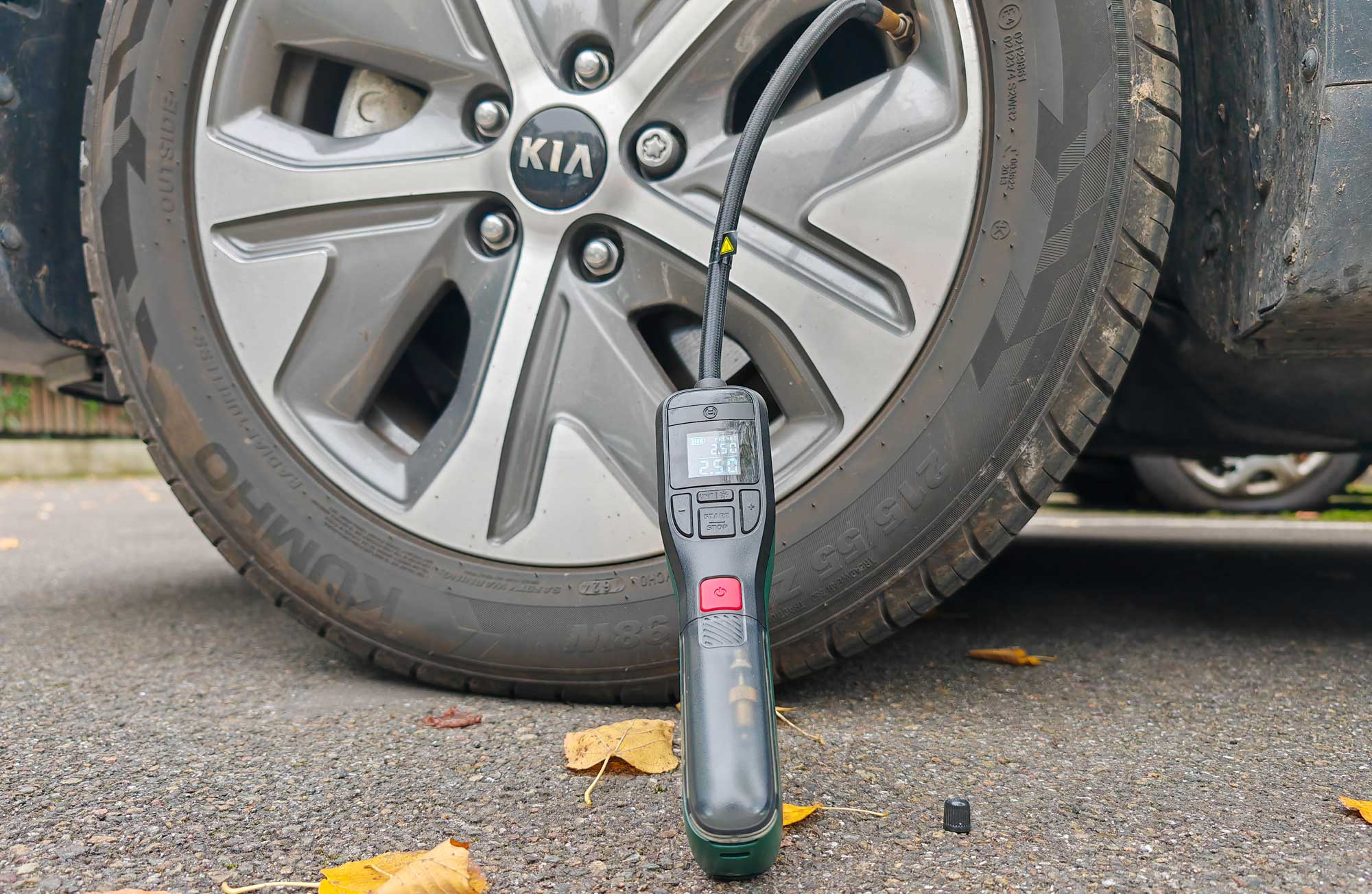 Équipé d’un tuyau de 24 cm pivotant à 360°, le Bosch EasyPump permet un accès facile aux valves, idéal pour gonfler pneus de voiture et de vélo.