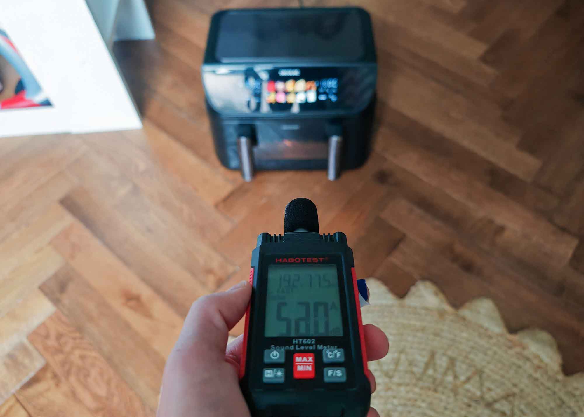 Le Cecotec Cecofry&Grill Duoheat 10000 émet un bruit mesuré à 52 dB(A). Il reste dans la moyenne, mais est plus discret que le Ninja AF500EU. (c) Labo Maison