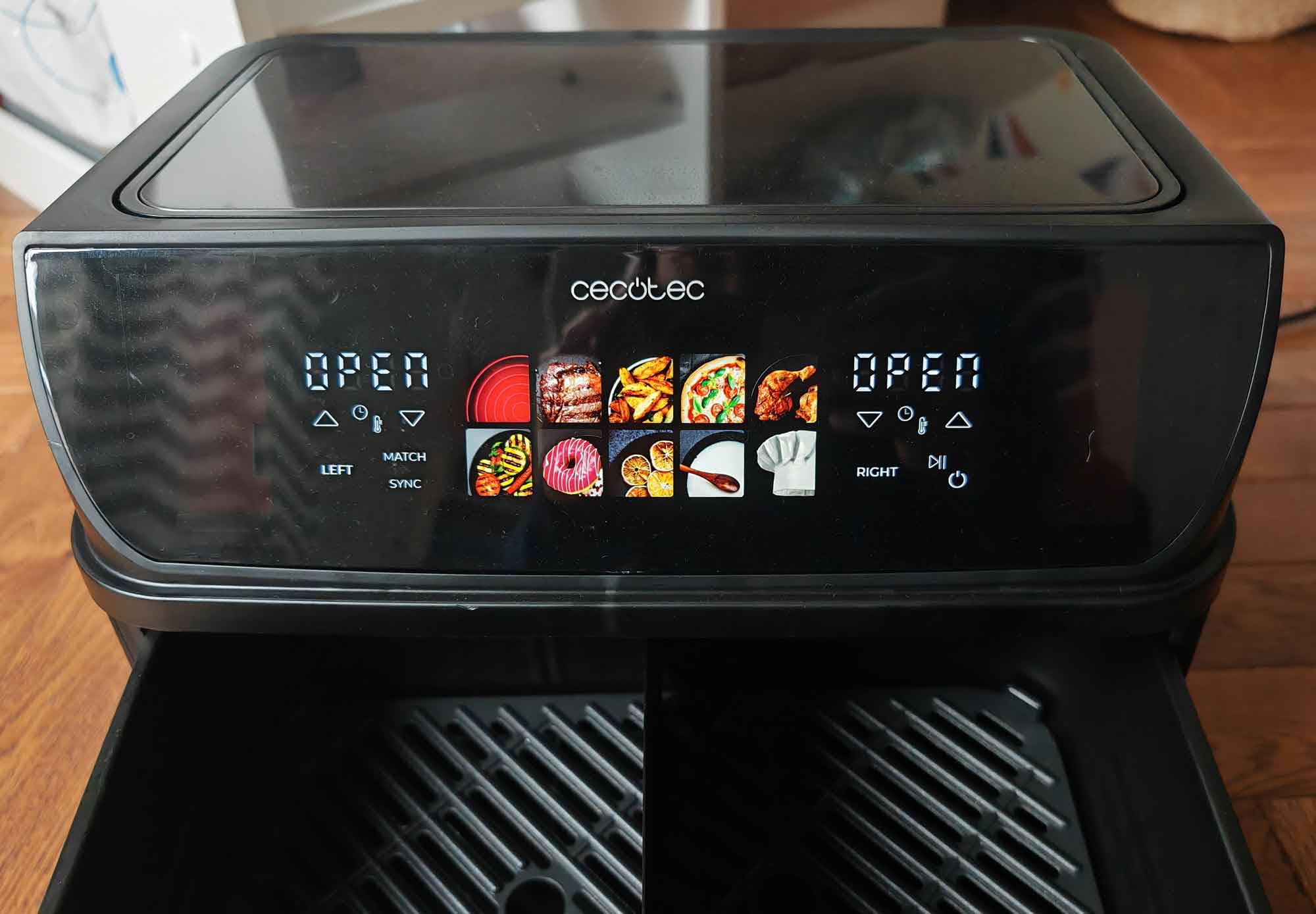 Le panneau de commande du Airfryer de Cecotec propose 10 programmes accessibles via des touches sensitives avec des icônes LED rétroéclairées. (c) Labo Maison