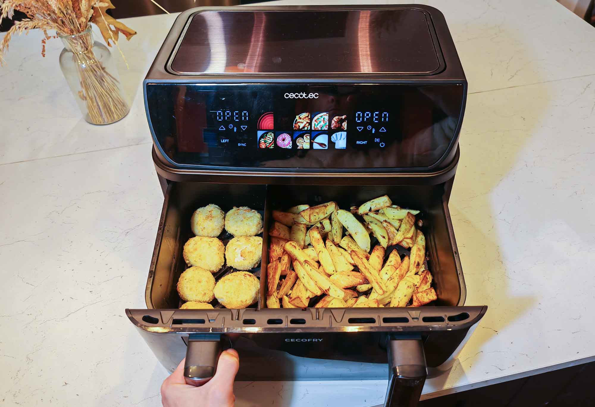 Nous avons préparé plusieurs repas dont des des potatoes au paprika fumé et des nuggets maison. Le temps de cuisson a dû être ajusté en raison des oscillations de température. (c) Labo Maison