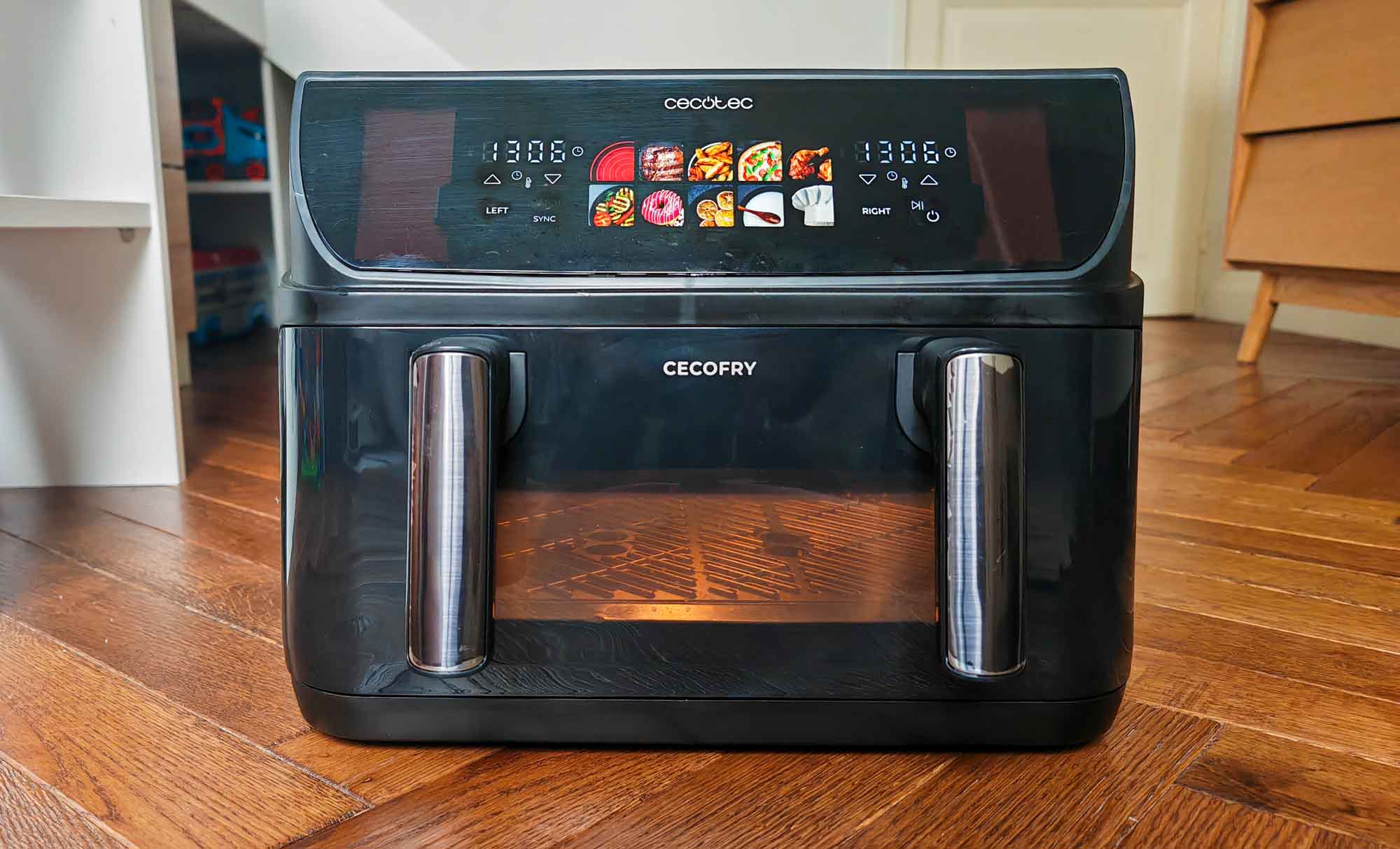 Le Cecotec Cecofry&Grill Duoheat 10000 arbore un design en plastique noir brillant, sensible aux traces. Plus embêtant, le modèle livré présente un défaut de finition sur le panneau de commande. (c) Labo Maison
