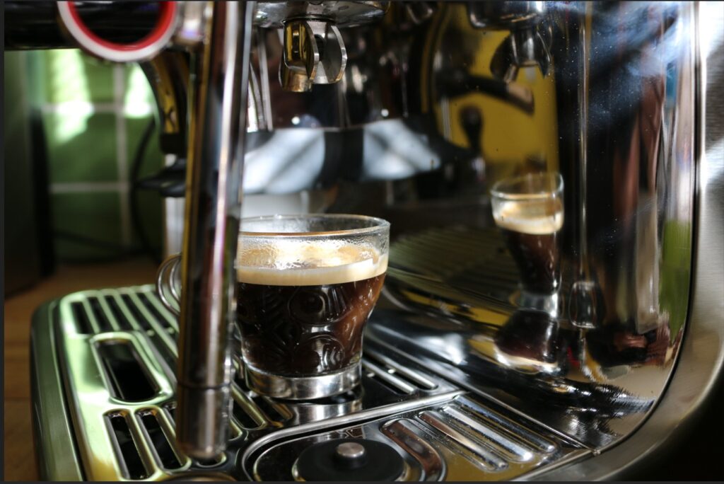 La machine à café à grain semi-automatique Delonghi Specialista Arte Evo (c) Labo Maison