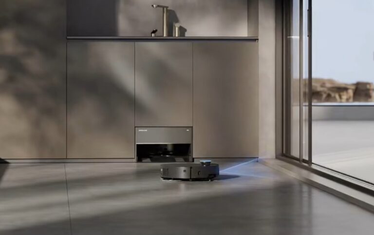 Aspirateur robot Dreame X50 Master avec station raccordable à l'eau.