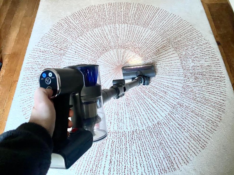 L'aspirateur balai EziClean Cyclomax R12 Flex (c) Labo Maison